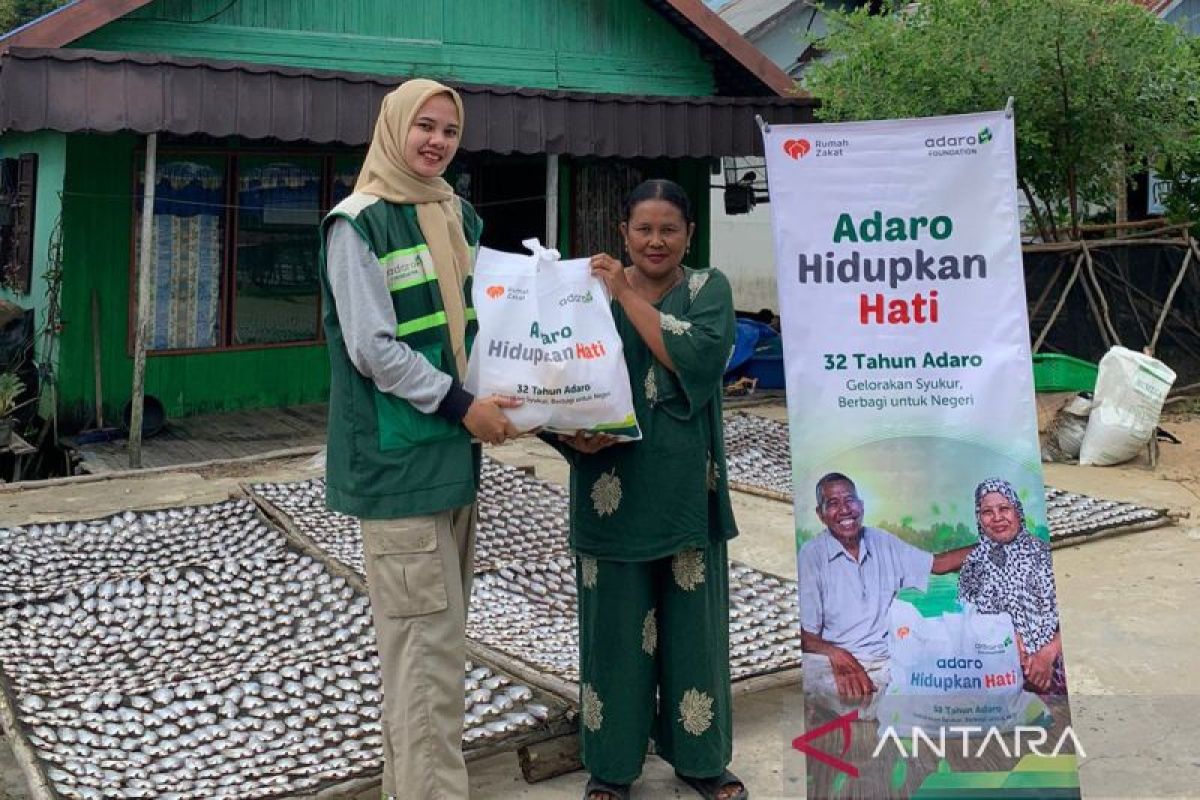 Warga di pesisir Sungai Barito gembira dapat sembako dari Adaro