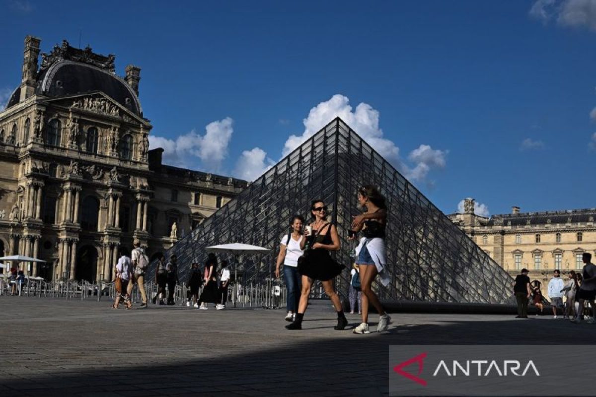 Koleksi Napoleon dirampok, Museum Louvre di Paris ditutup