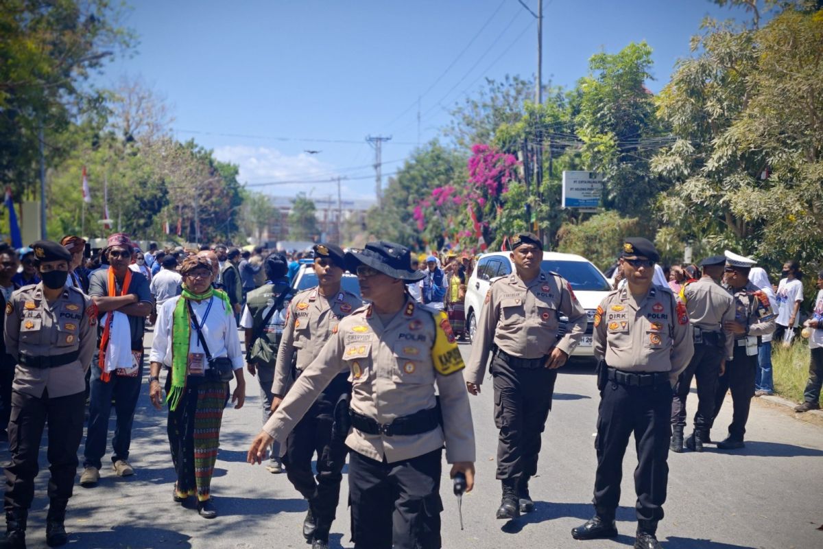 Ratusan personel kawal pendaftaran Cagub-Wagub di KPU NTT