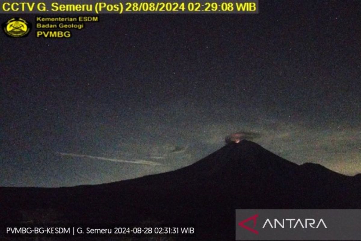 Gunung Semeru kembali erupsi dengan letusan hingga 300 meter