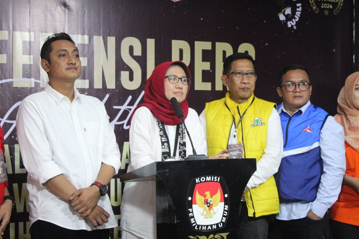 KPU Lumajang terima Indah-Yudha mendaftar dengan dukungan 11 parpol