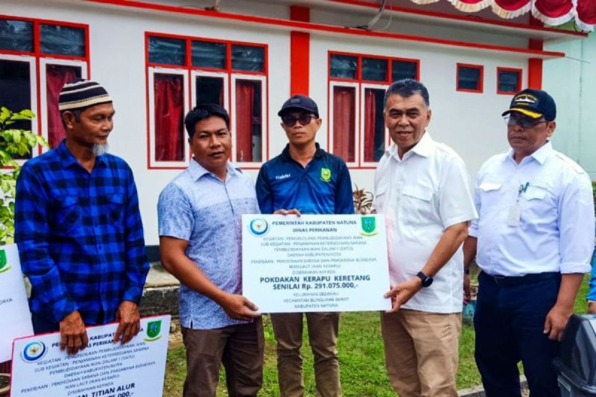 Pemkab Natuna serahkan berbagai bantuan ke warga di Kota Apung Sedanau