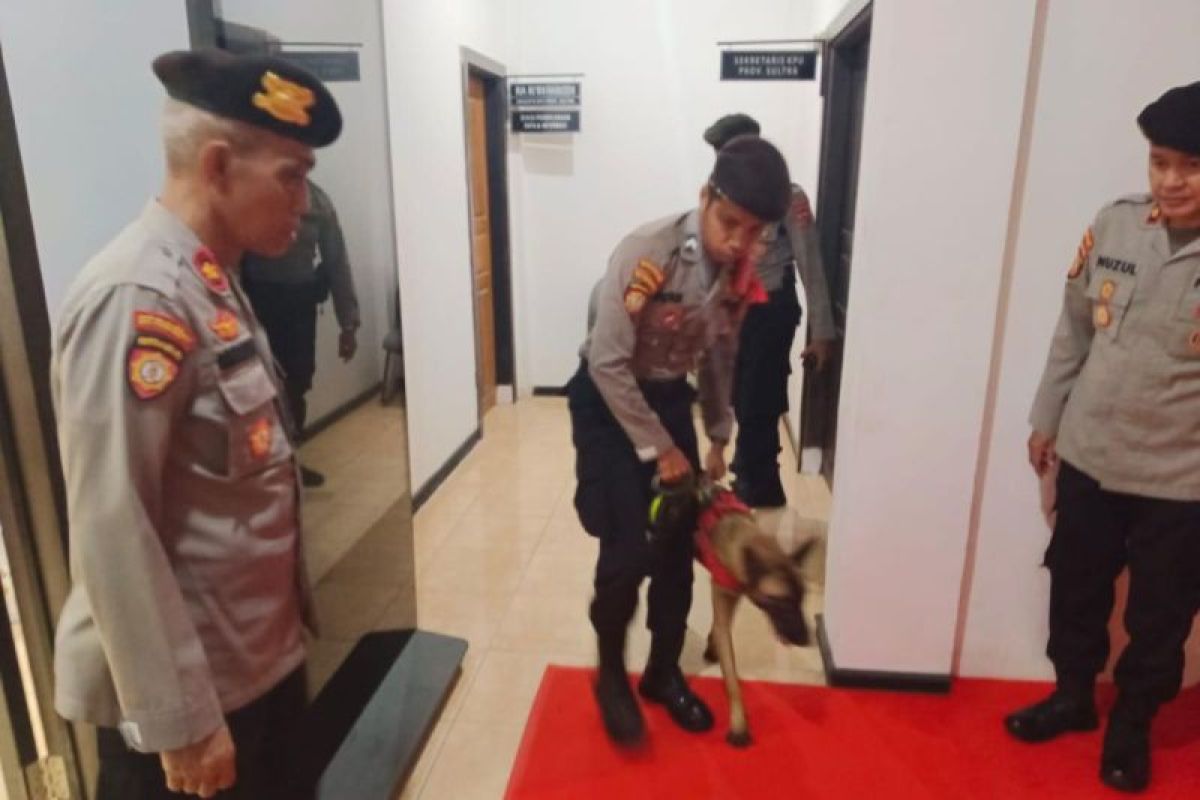 Polisi kerahkan anjing pelacak sterilisasi Kantor KPU Sultra