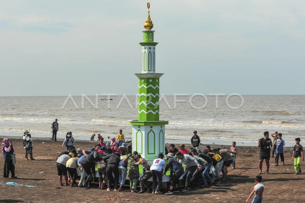 Pemindahan menara adat jelang mandi safar