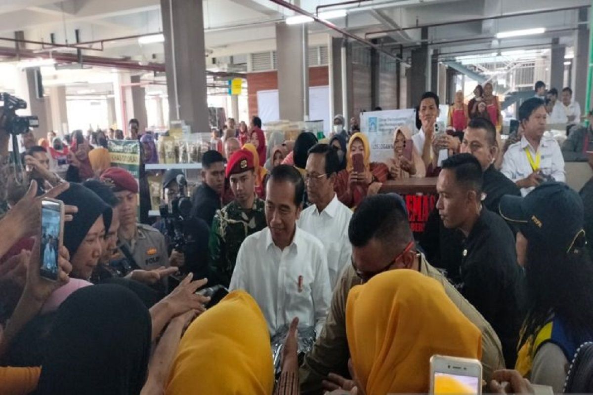 Ribuan pedagang-pembeli Pasar Godean Sleman, Yogyakarta "serbu" Presiden Jokowi