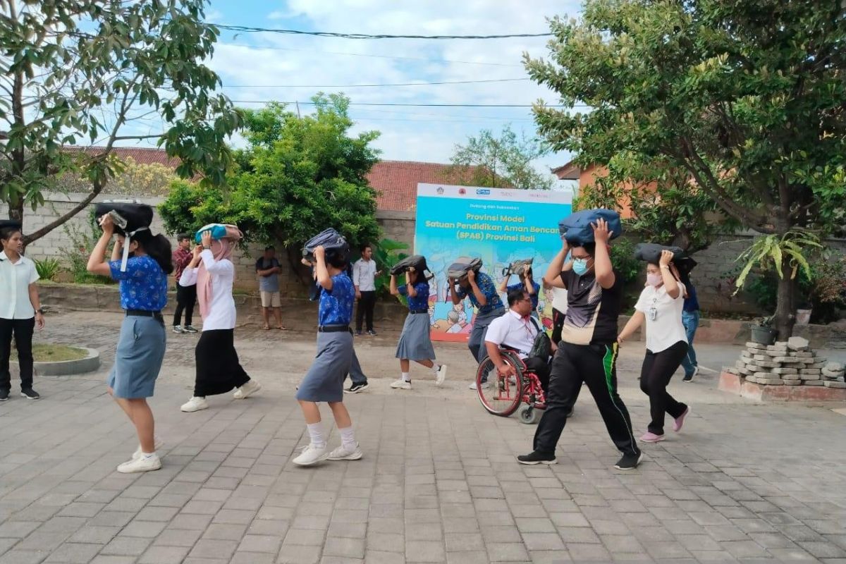 Simulasi gempa bagi siswa SLB awali program Provinsi Model SPAB di Bali