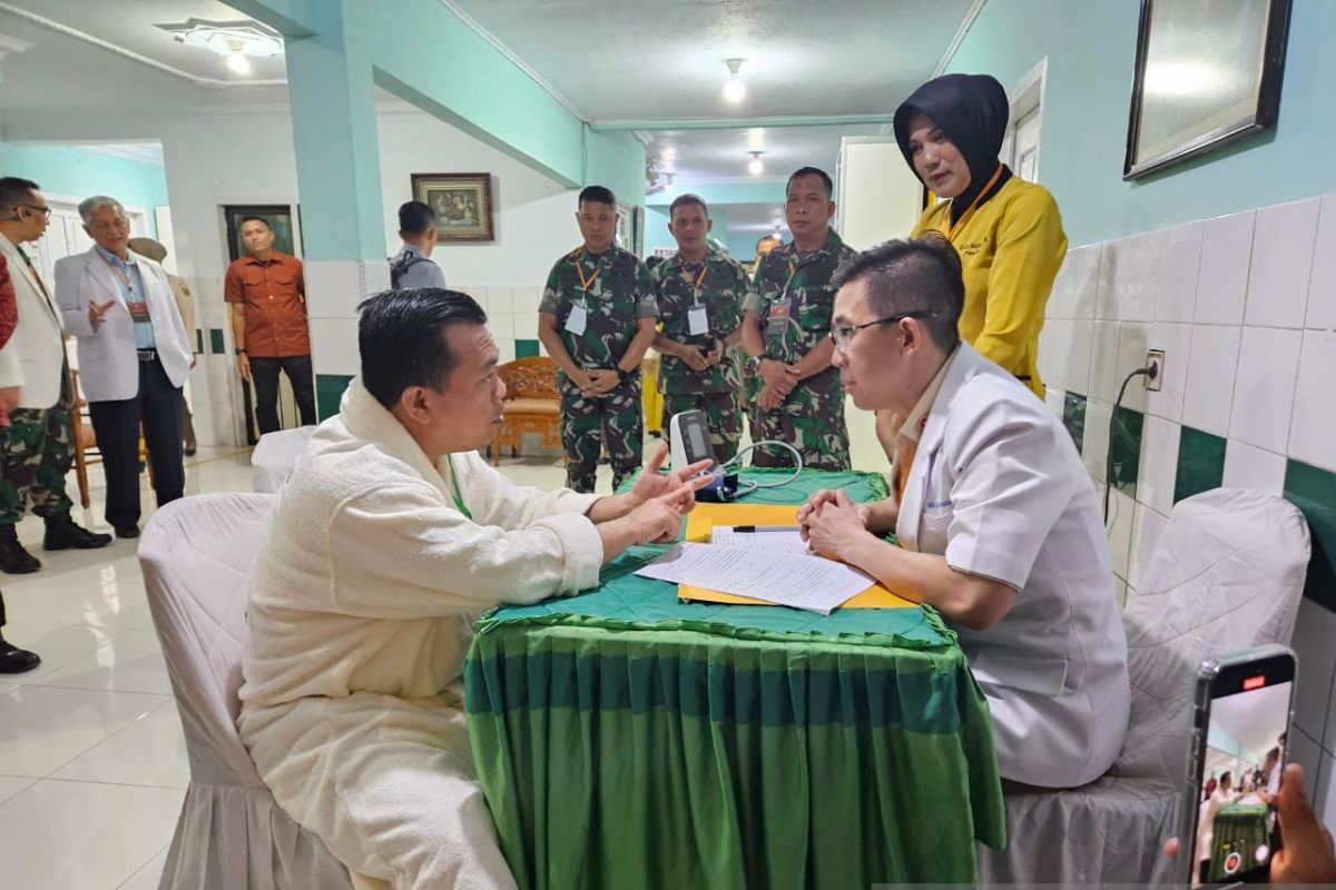 Pasangan calon Gubernur Jambi Haris-Sani cek kesehatan di RS Bratanata