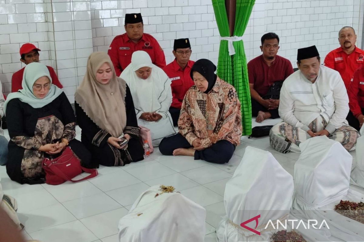 Tri Rismaharini ziarah ke makam Sunan Bungkul jelang pendaftaran