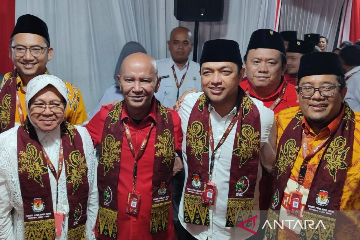 Ribuan pendukung antar Risma-Gus Hans daftar ke KPU Jatim