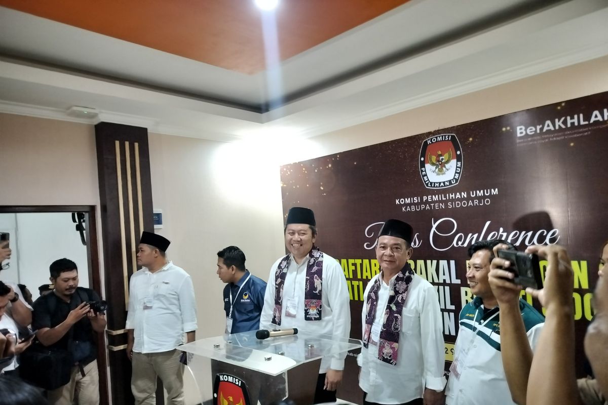 KPU Sidoarjo terima pendaftaran pasangan Amir Aslichin-Edi Widodo