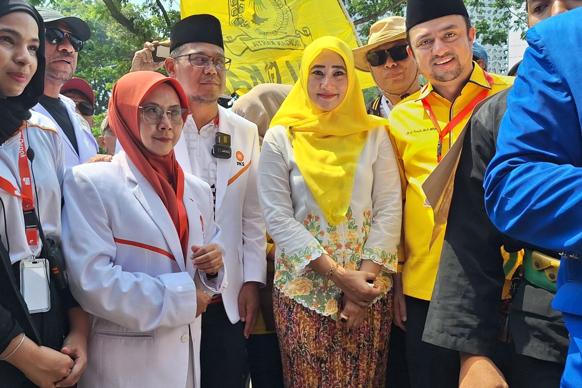 Imam-Ririn santuni 1.000 anak yatim sebelum mendaftar ke KPU Depok