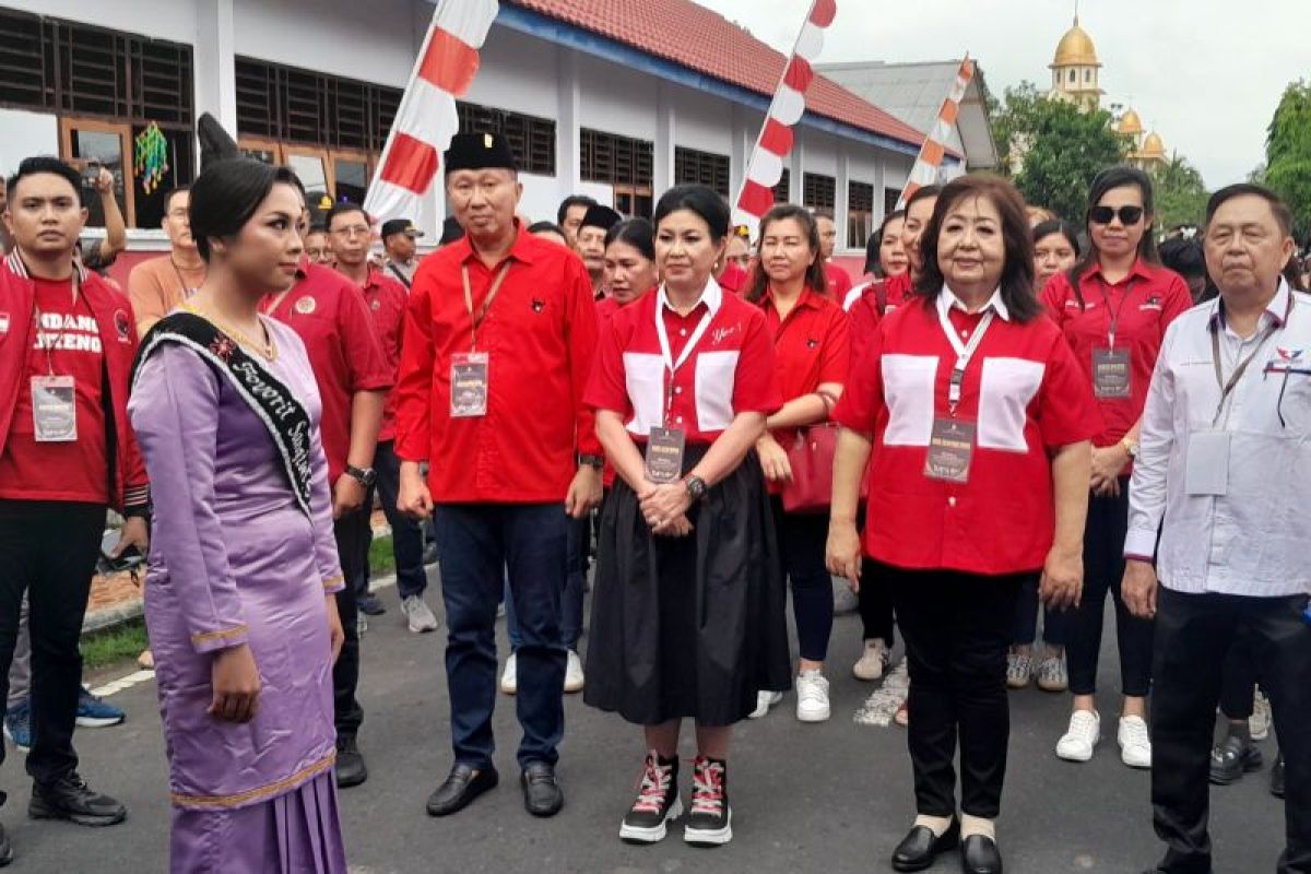 Evangelian Sasingen-Liem Hong Eng mendaftar di KPU Sitaro