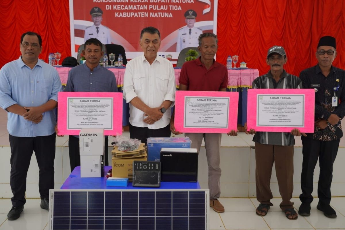 Pemkab Natuna berikan bantuan  alat tangkap ikan kepada nelayan Pulau Tiga