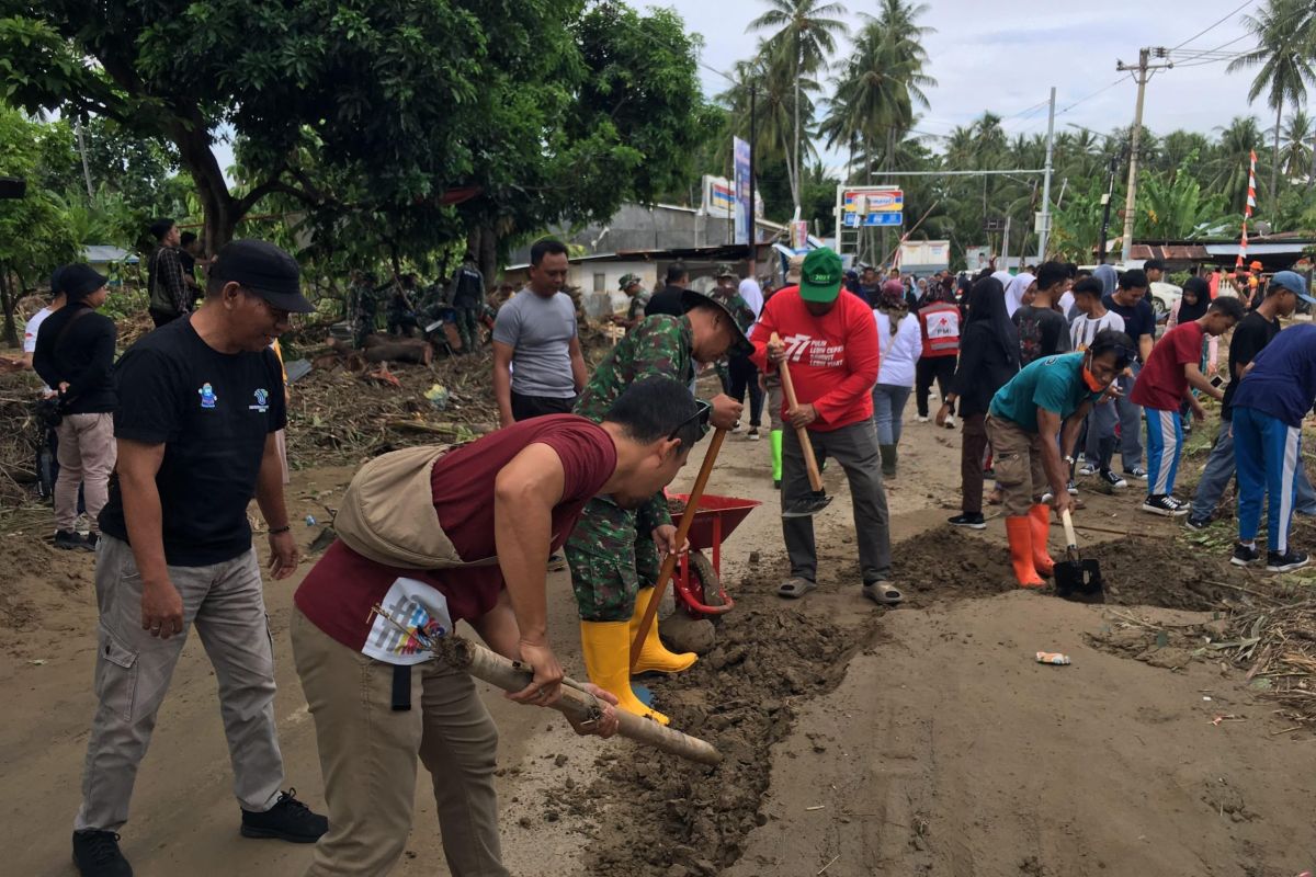 Pemkab Bone Bolango membersihkan lokasi pascabanjir di Bone Pantai