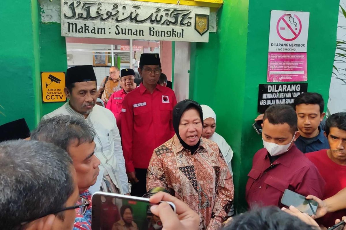 Ziarah ke makam Sunan Bungkul, Risma: Beliau leluhur saya