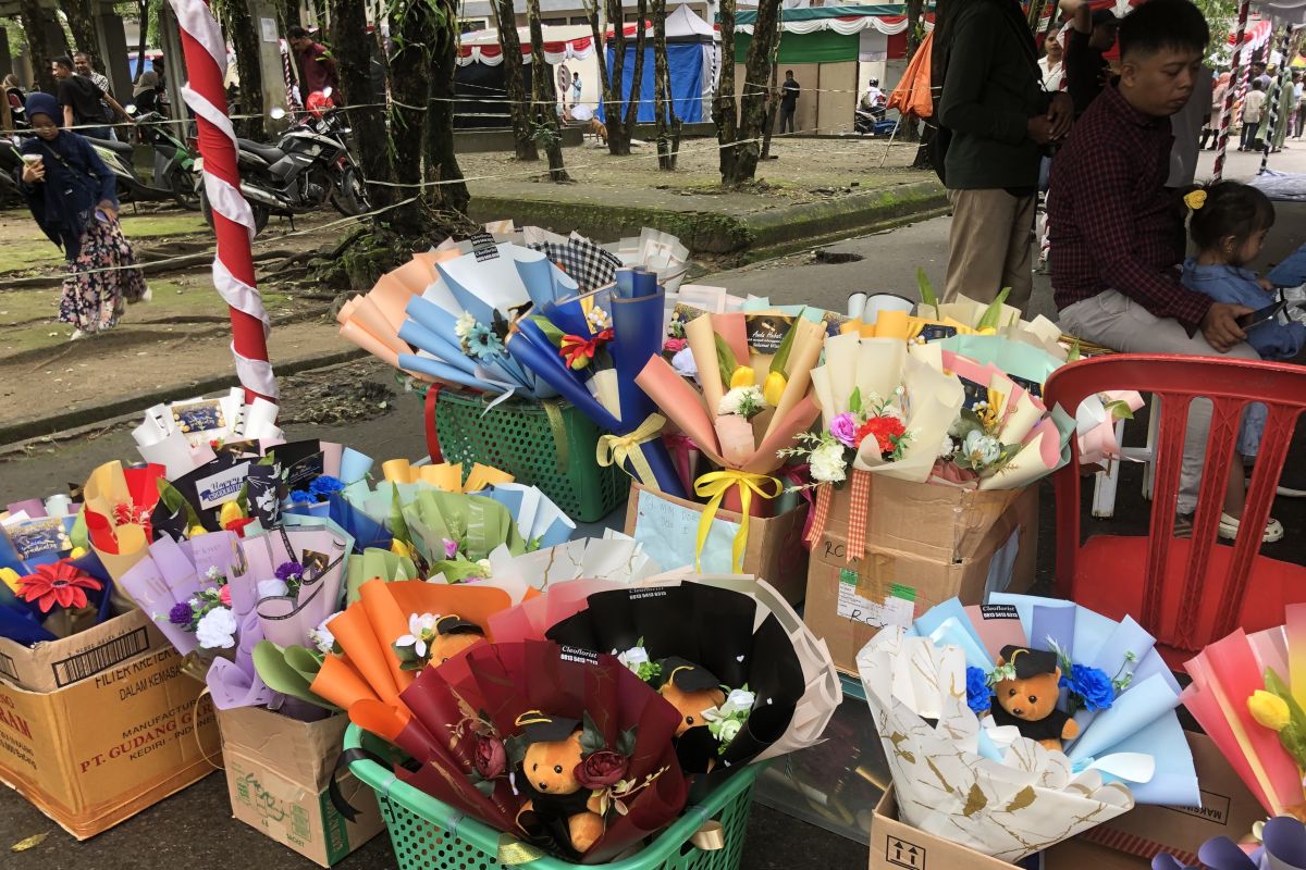 Usaha boquet dan Foto keliling raup keuntungan dari wisuda Unpatti