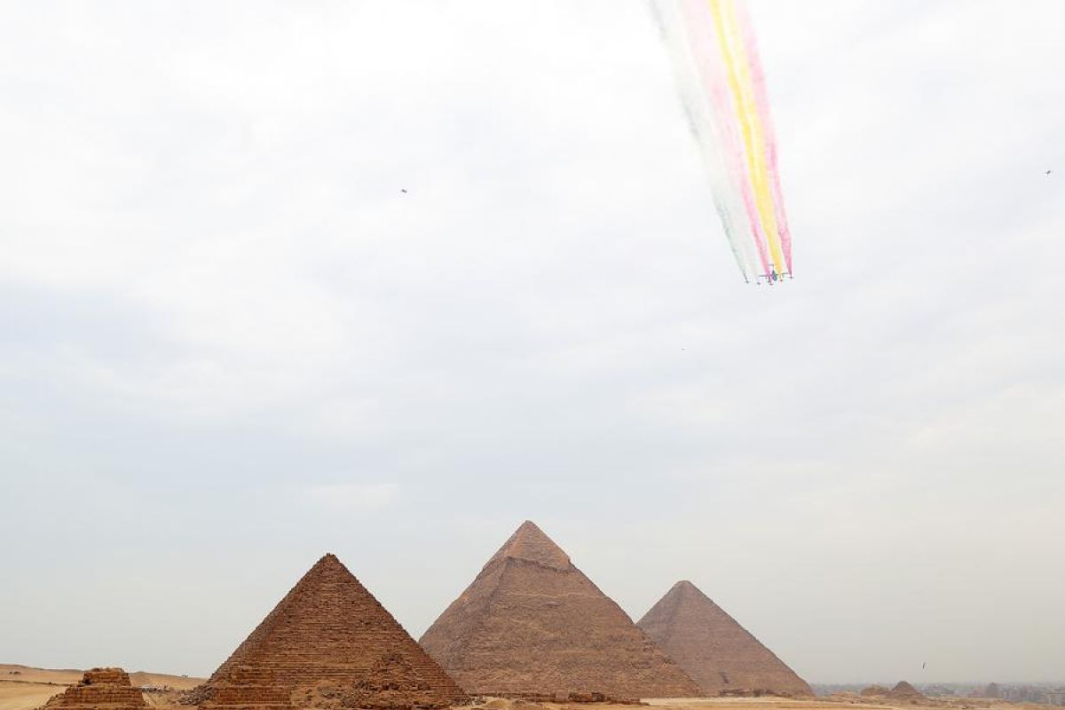 Tim aerobatik Angkatan Udara China beraksi di atas Piramida Giza