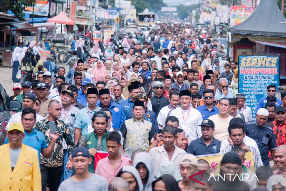 Ribuan warga antarkan Paslon Putra Mahkota - Achmad Fauzan daftar ke KPU