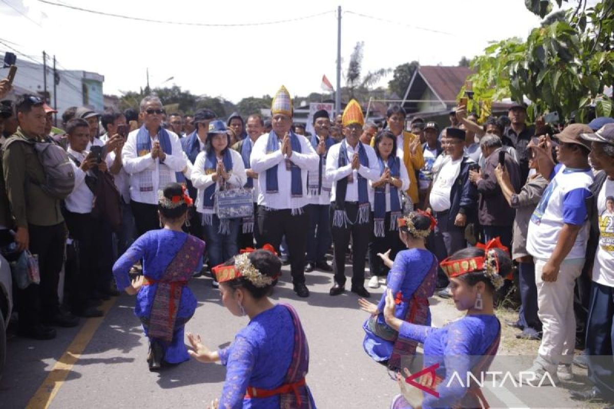 Belasan ribu warga Samosir tak terbendung antarkan pasangan Vandiko-Ariston daftar ke KPU