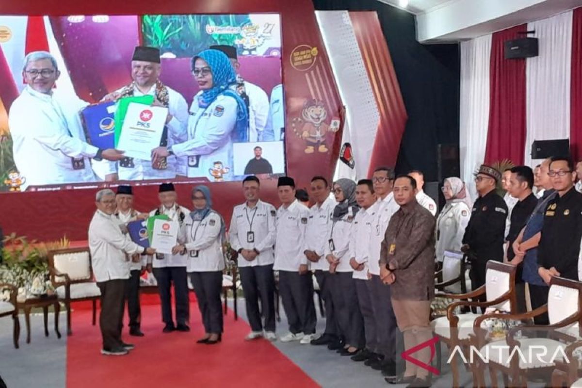 Pasangan Ahmad Syaikhu Ilham Habibie daftar pakai kendaraan klasik