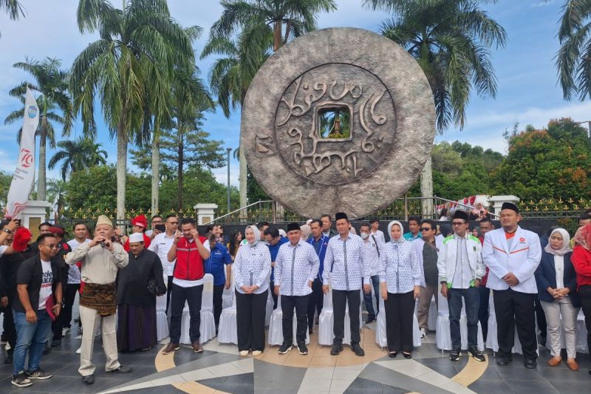 Molen-Hakim diantar ribuan masyarakat daftar ke KPU Pangkalpinang