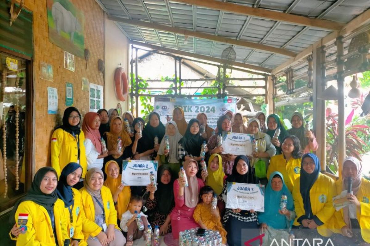 Tim Pengabdian Masyarakat UI ajarkan olah limbah jadi ecobrick pada warga Sukarame Banten