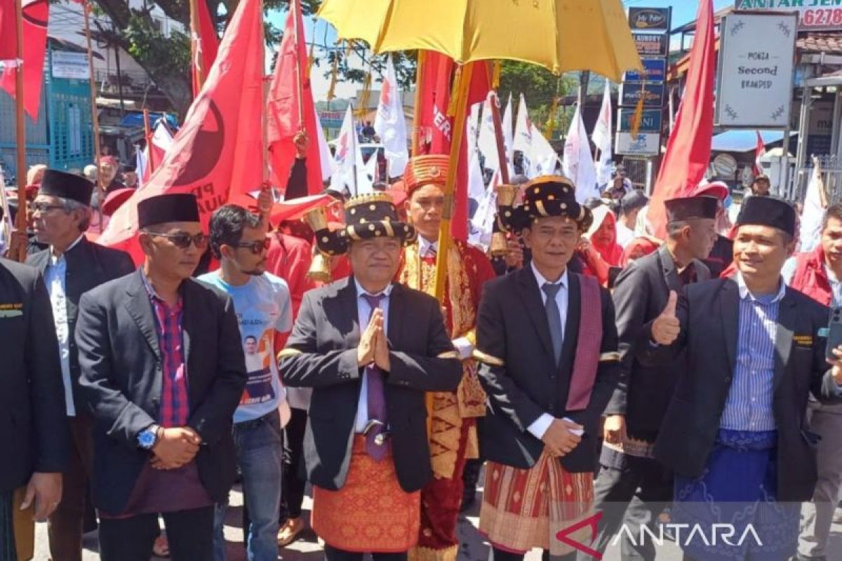 Diusung 6 partai, Hapendi-Gempar daftar KPU Padangsidimpuan