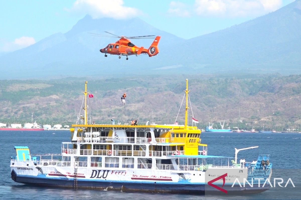 Basarnas gelar latihan pertolongan kapal terbakar di perairan Banyuwangi