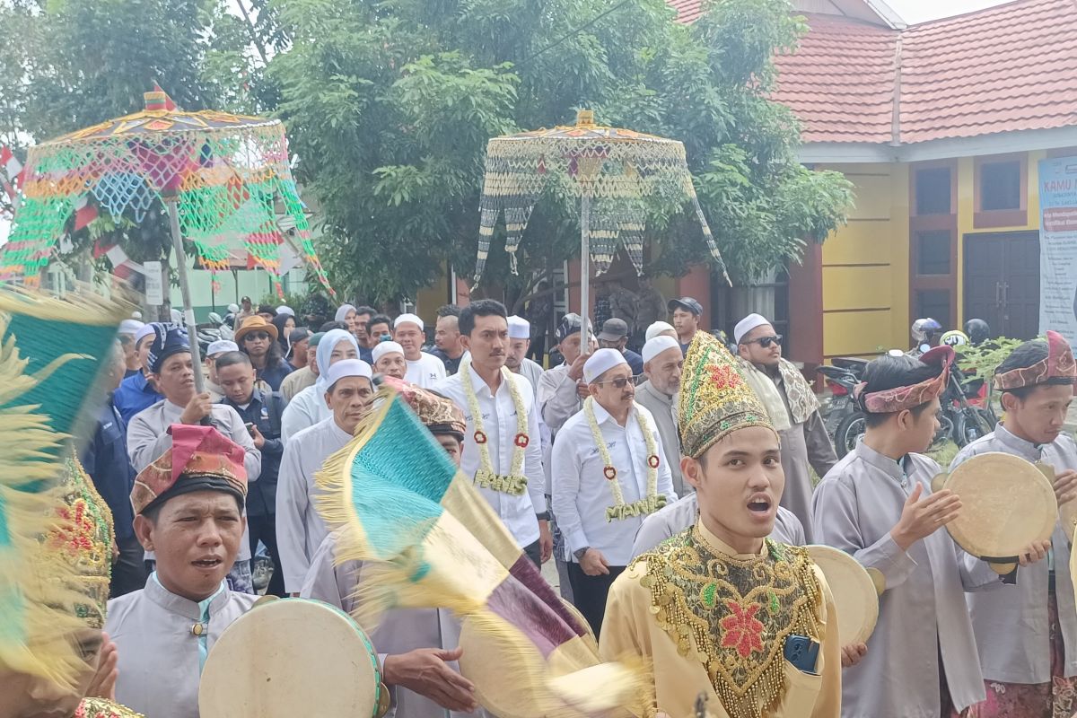 Saidi Mansyur-Said Idrus mendaftar ke KPU diiringi Sinoman Hadrah