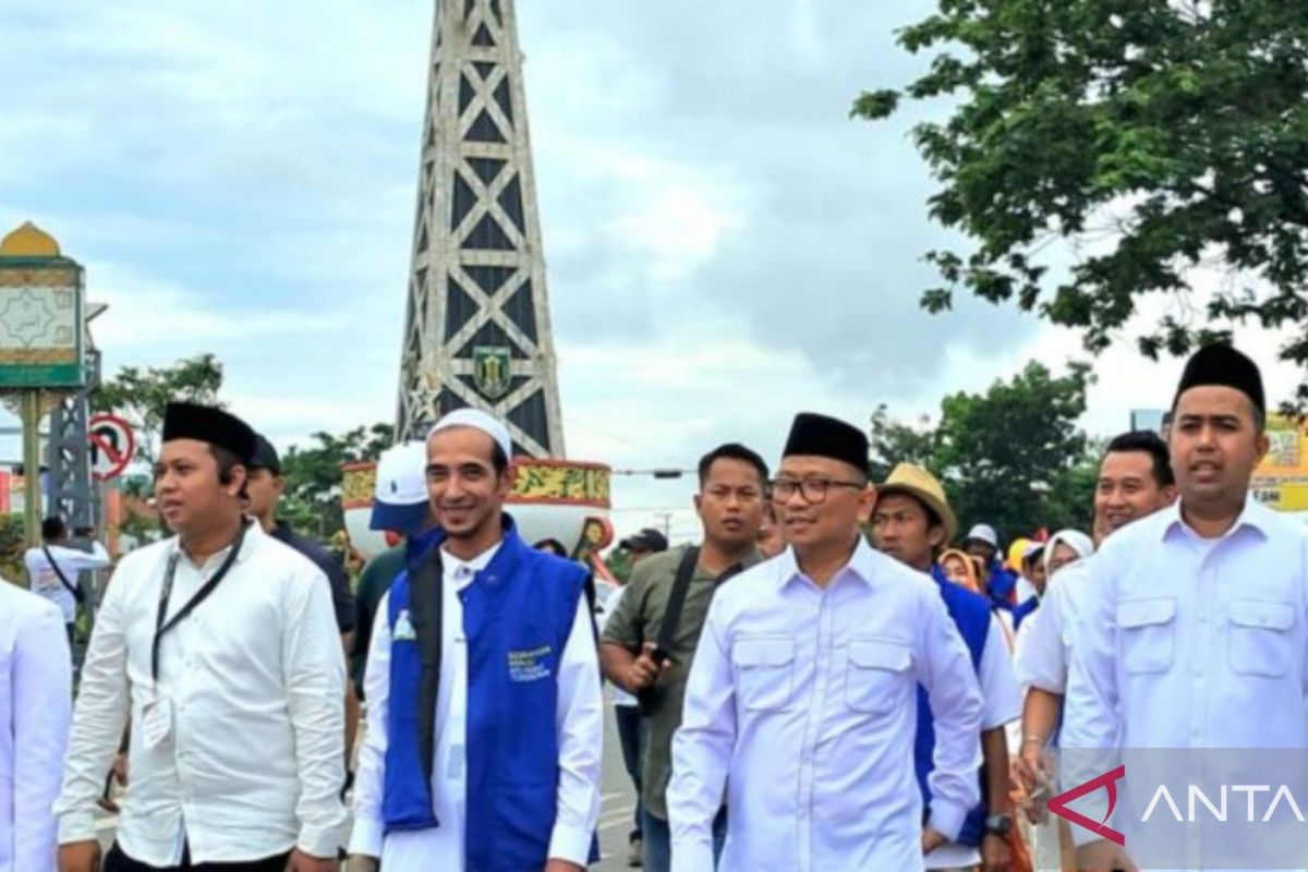 Paslon H Fani-Habib Taufan jalan kaki menuju kantor KPU