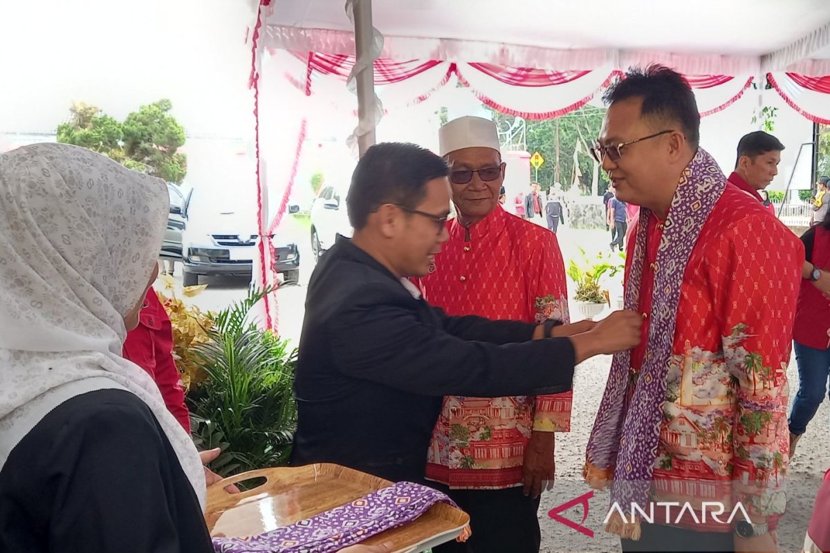 KPU Bangka Barat terima pendaftaran pasangan Markus-Yus Derahman