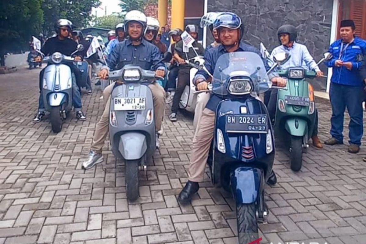 Erzaldi-Yuri kendarai Vespa saat mendaftar ke kantor KPU Babel