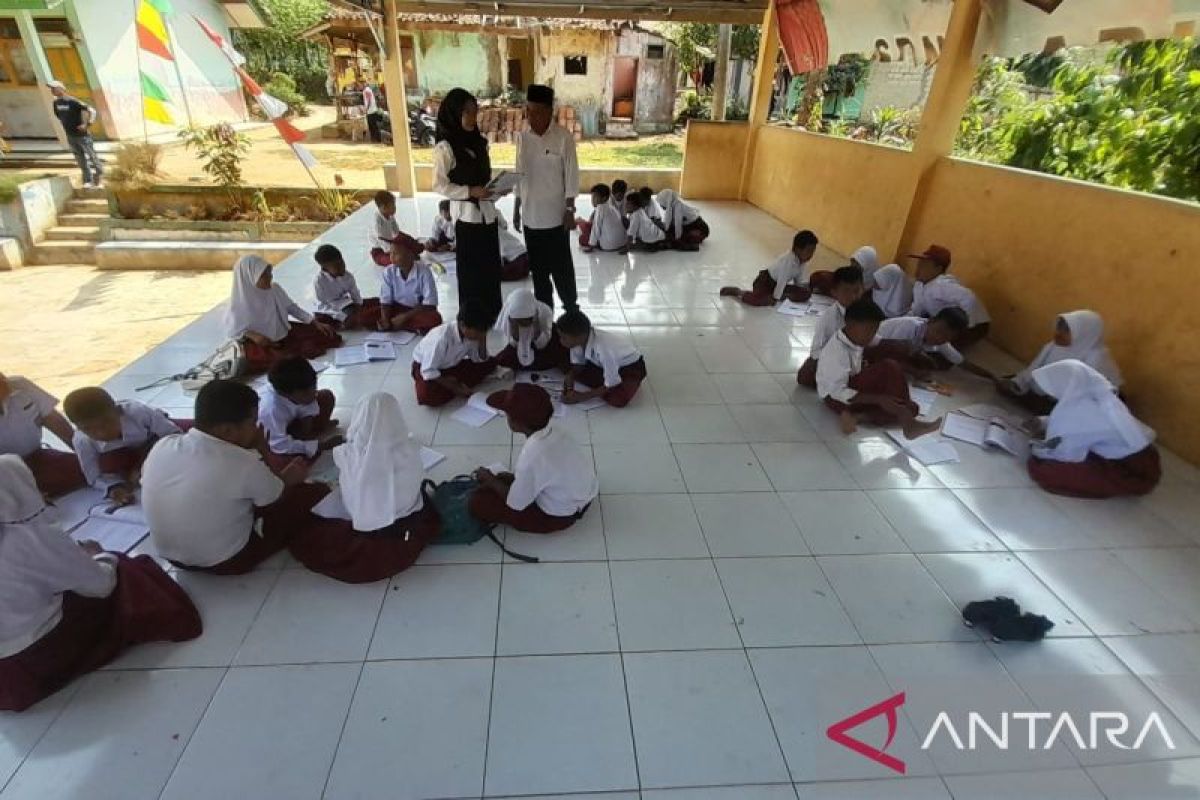 Puluhan pelajar SDN Ciaripin Sukabumi belajar mengajar dengan cara lesehan