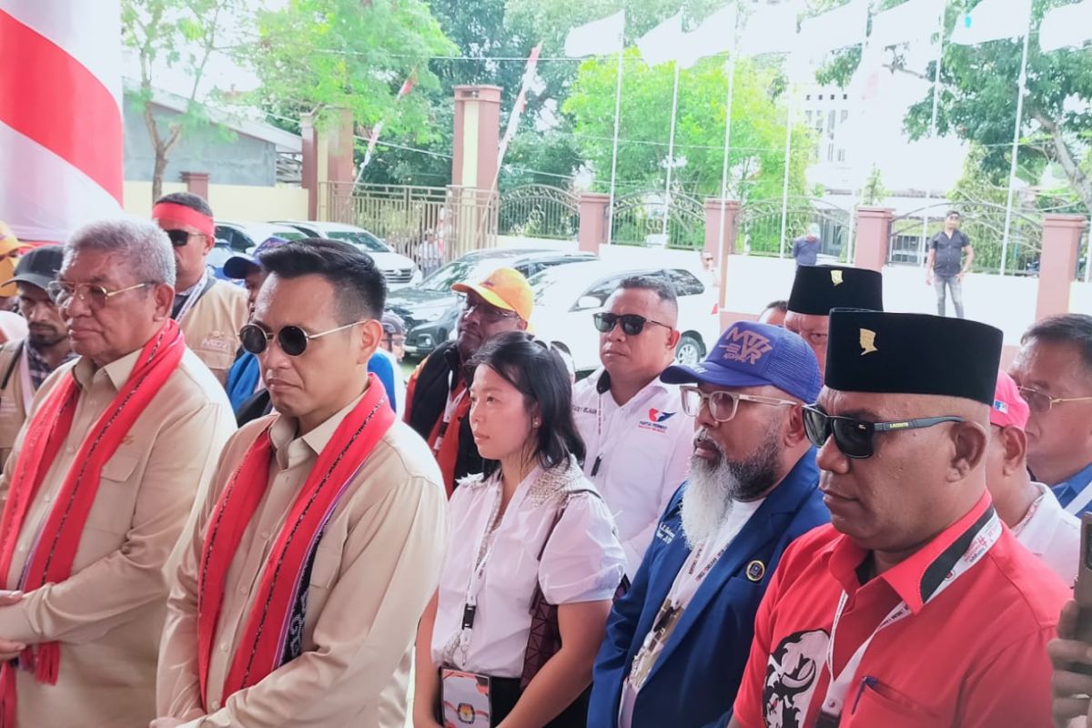 Diarak ribuan pendukung, Pasangan MTH-VR pendaftar pertama Pilkada Maluku Tenggara