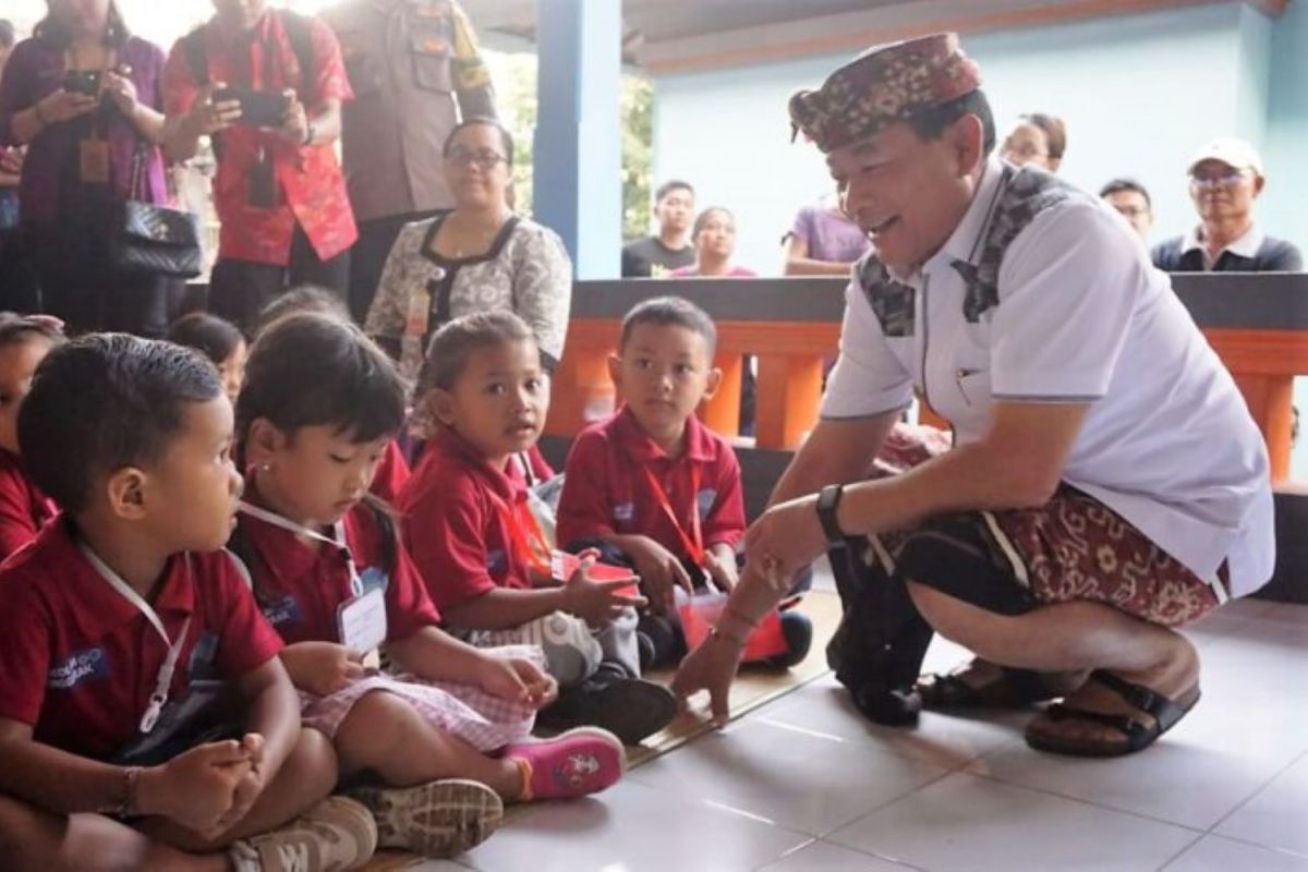 Bupati Gede Dana Awali Gerakan PIN Polio di TK Pembina Karangasem