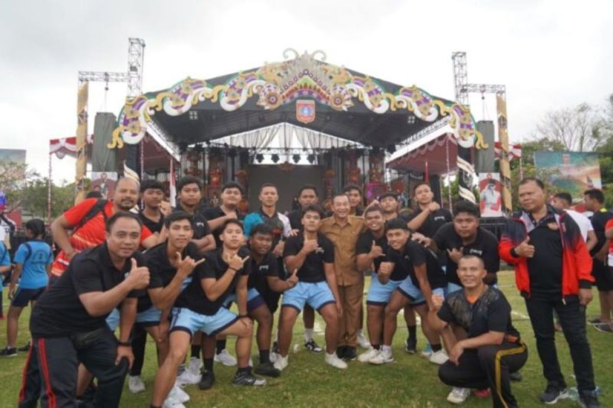 Bupati Gede Dana jadi Idola Peserta Lomba Permainan Tradisional Antar Sekolah di Karangasem