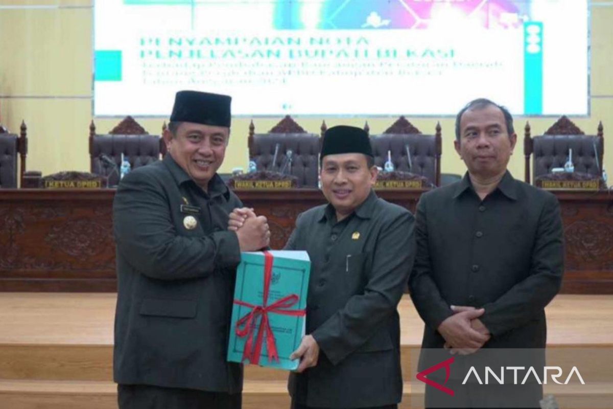 Penjabat Bupati Bekasi serahkan nota Raperda Perubahan APBD 2024