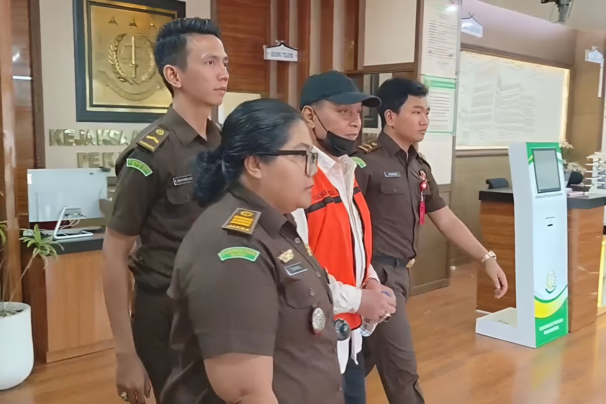 Kejagung limpahkan tersangka RR kasus impor gula ke Kejari Pekanbaru