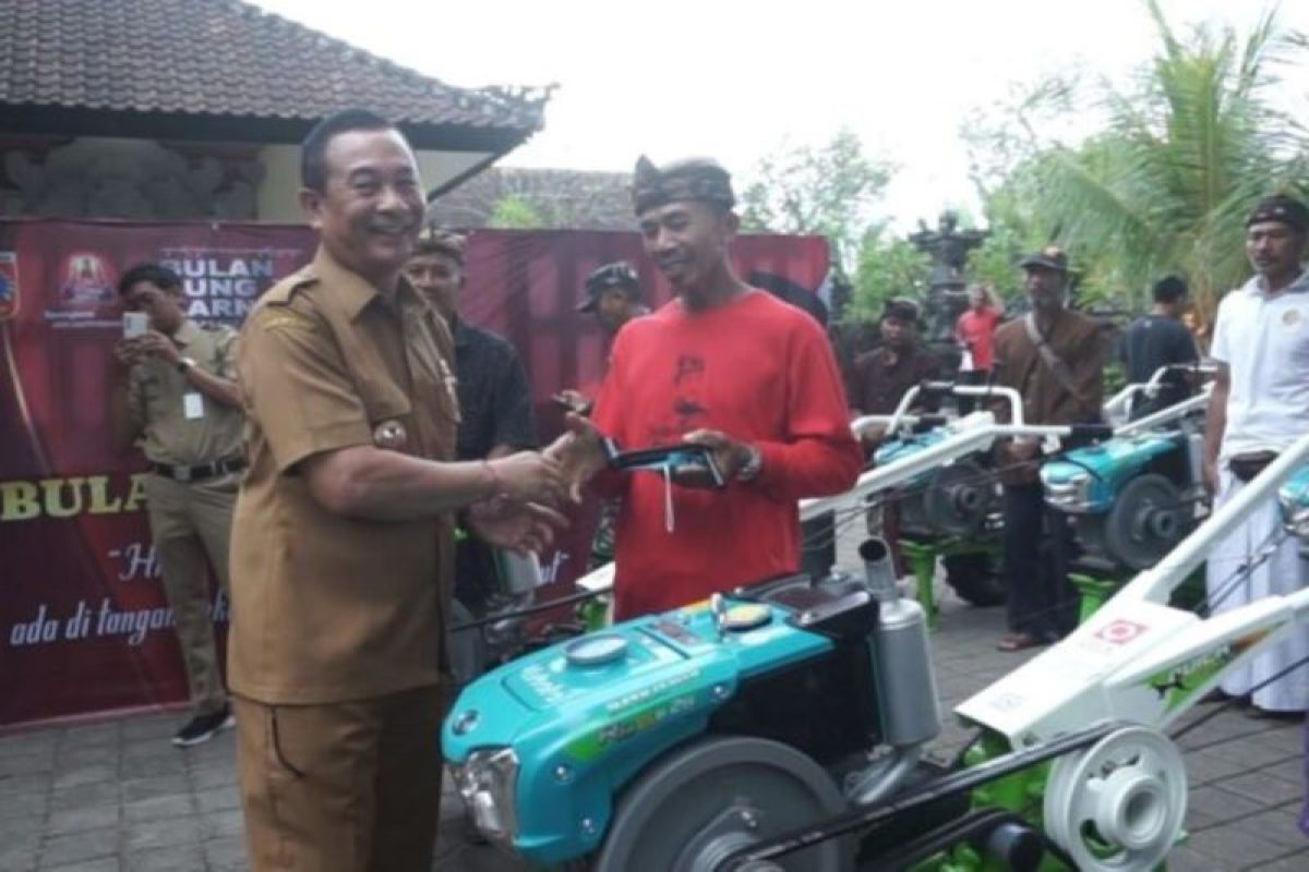 Tingkatkan Produktivitas Pertanian dan Kesejahteraan, Bupati Gede Dana Serahkan 19 Unit Traktor kepada Petani di Karangasem