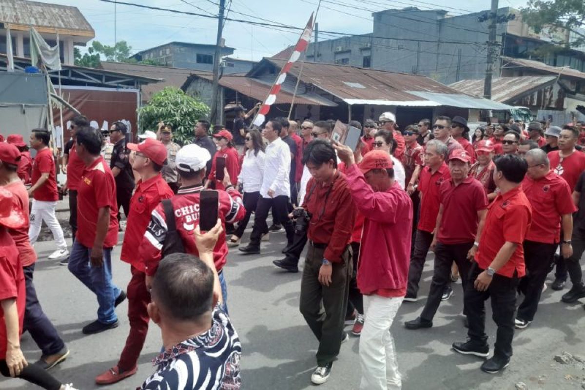 Pasangan Wongkar-Kawatu mendaftar KPU Minsel, massa pendukung membludak