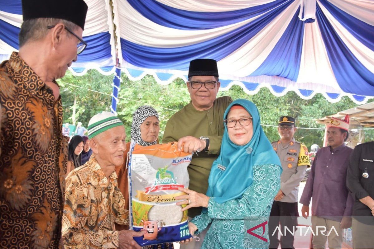 Seribu paket beras bantuan Gubernur Kalteng disalurkan untuk warga Kapuas Timur