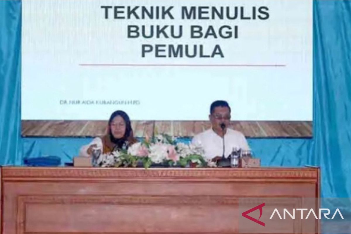 Unpatti beri pelatihan menulis pada penerima beasiswa  KIP