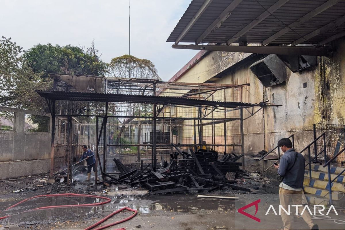 Gudang penyimpanan barang Transmart Kota Serang terbakar