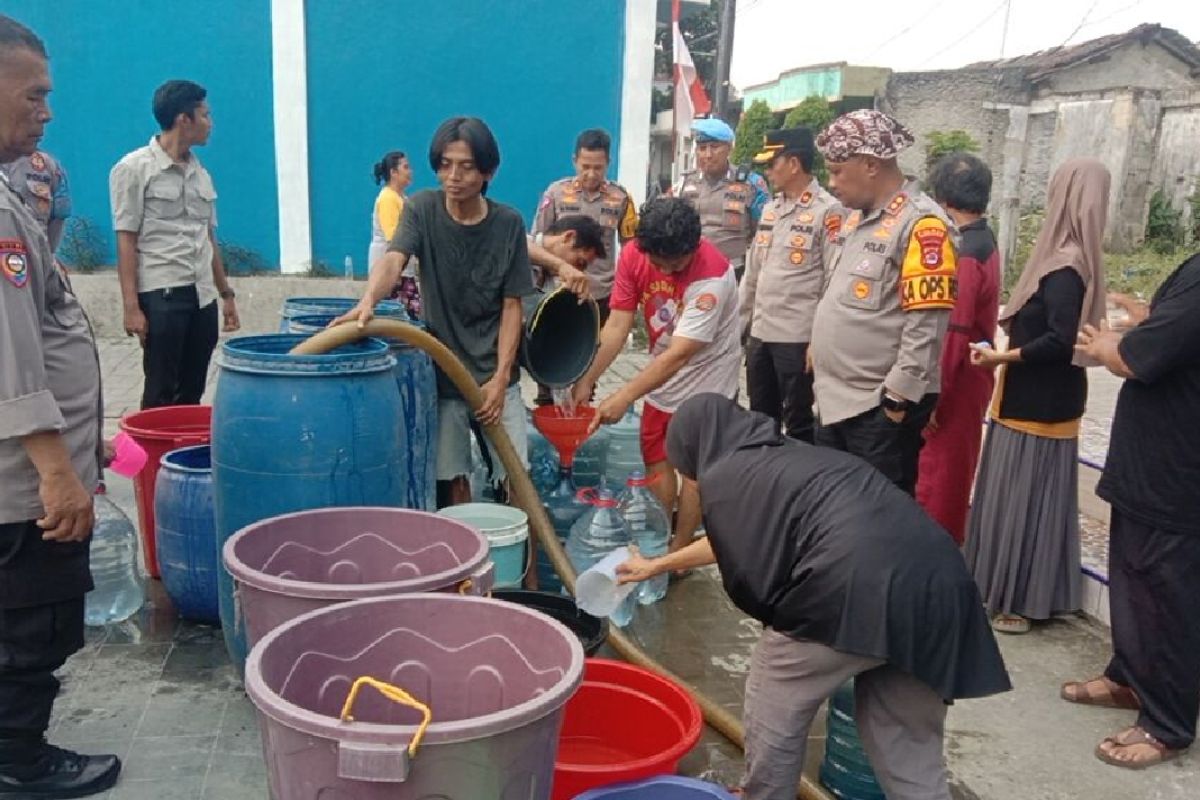 Polres Serang distribusikan air bersih pada warga terdampak kekeringan