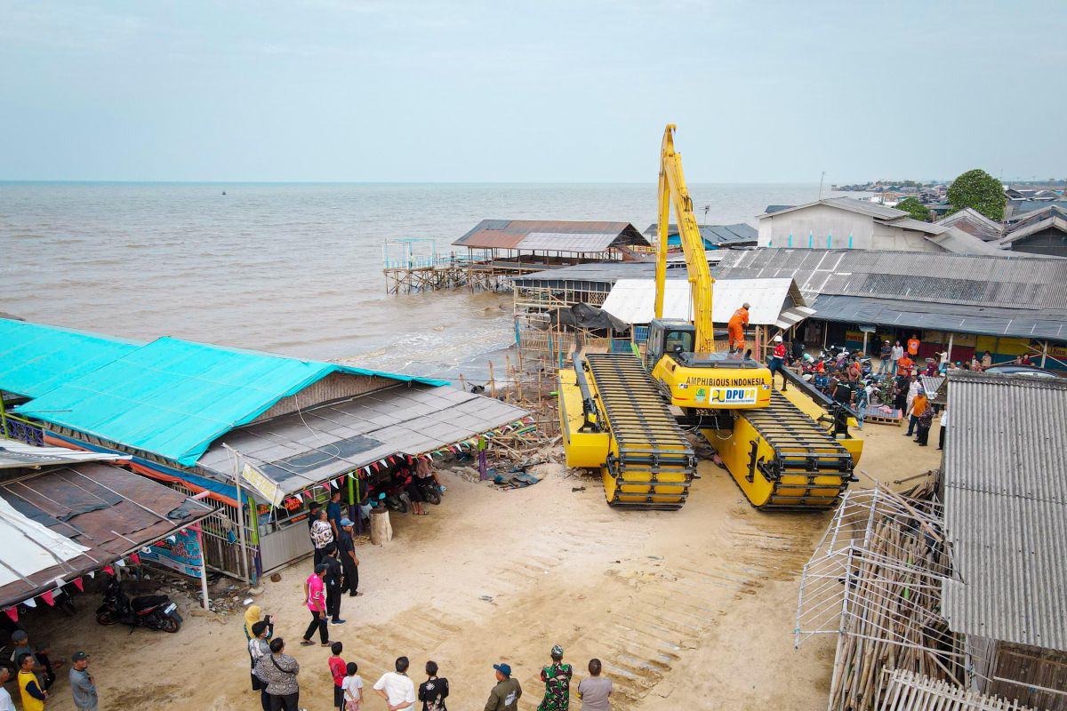 Bupati Karawang turunkan ekskavator amfibi atasi masalah abrasi di pesisir pantai Ciparage