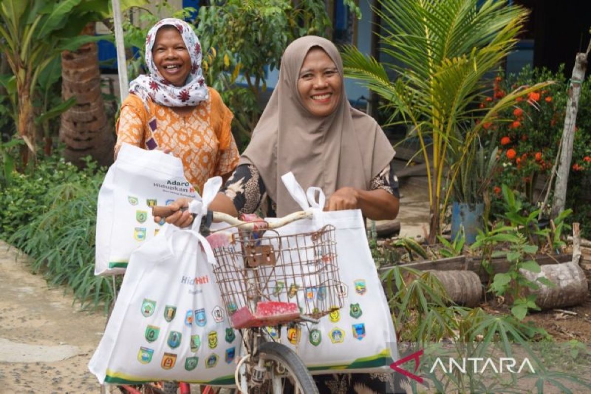 Pembagian sembako HUT Adaro capai Desa Palangkau Baru Kapuas