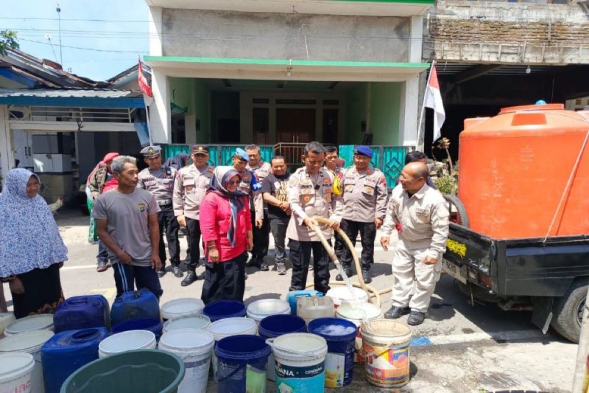 Polres Pemalang salurkan air bersih di 14 titik rawan kekeringan