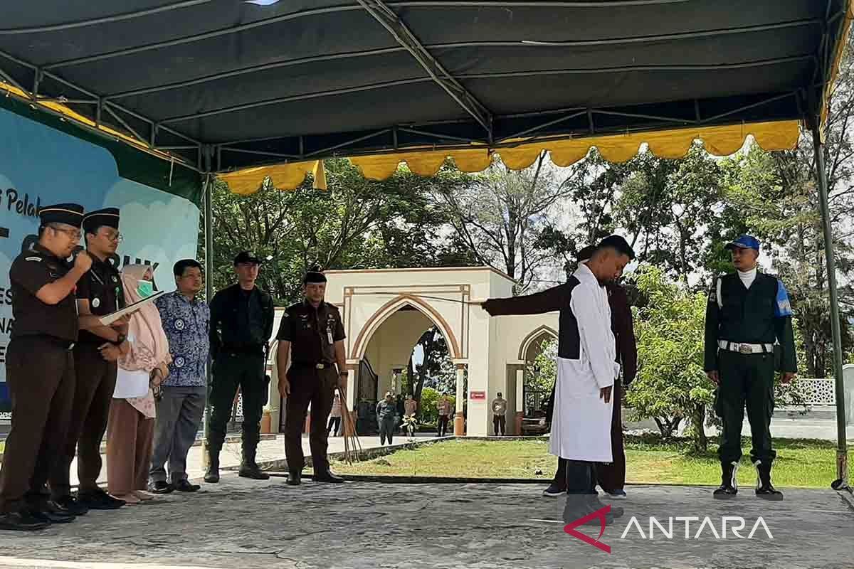 Kejari Aceh Besar eksekusi cambuk enam terpidana judi