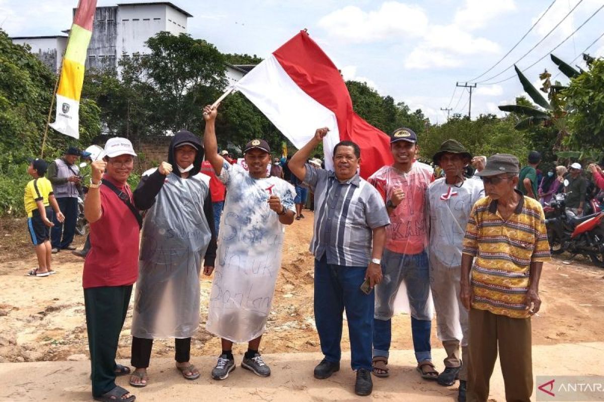 Warga Kampung Sidrap lakukan demontrasi tuntut kejelasan status