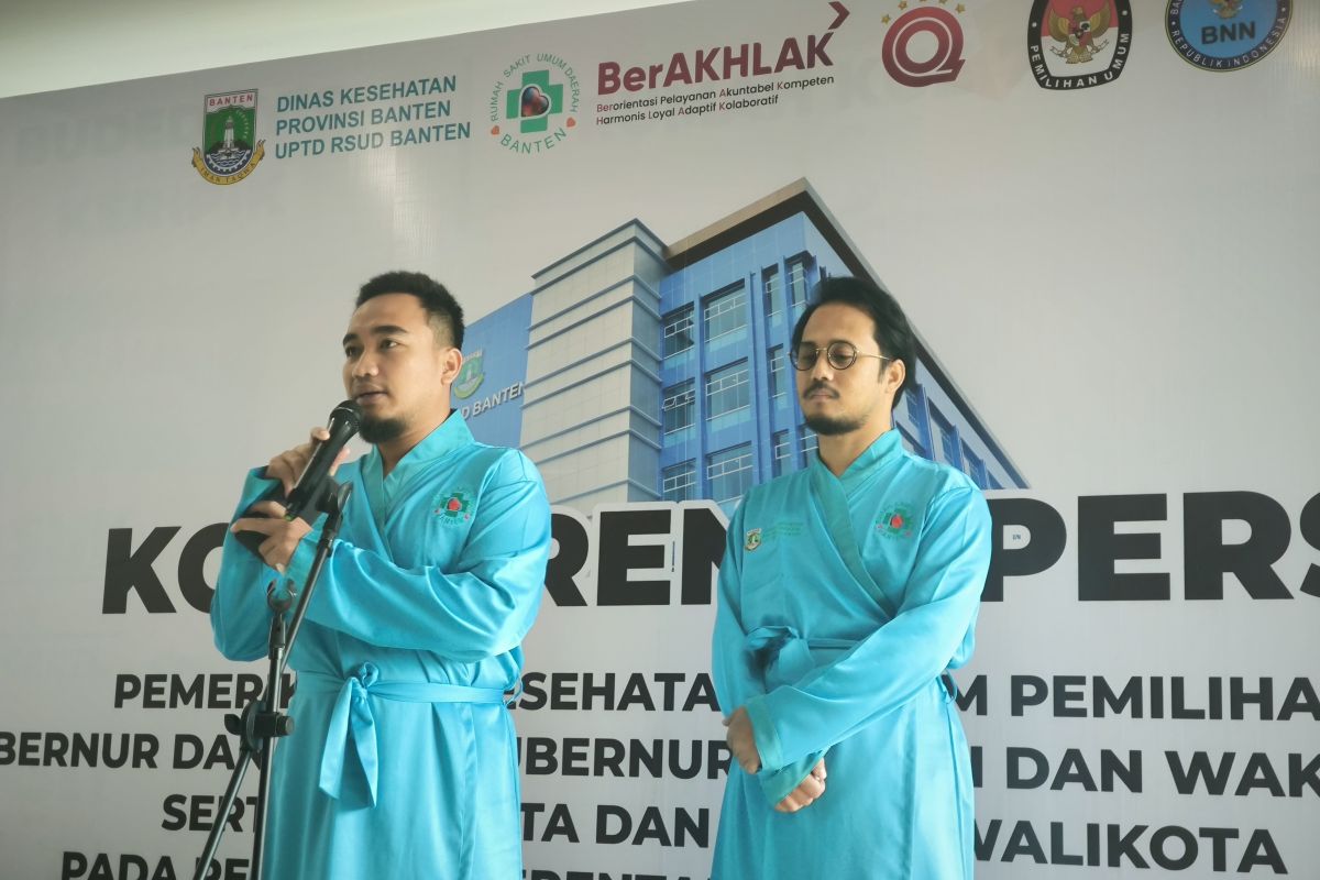 Robinsar-Fajar periksa kesehatan guna penuhi syarat Pilkada Kota Cilegon